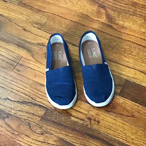 TOMS Fashion Sneaker Athletic Casual Slip on Shoes 
Navy Blue 
Size 2
No Shoebox - Picture 4 of 16